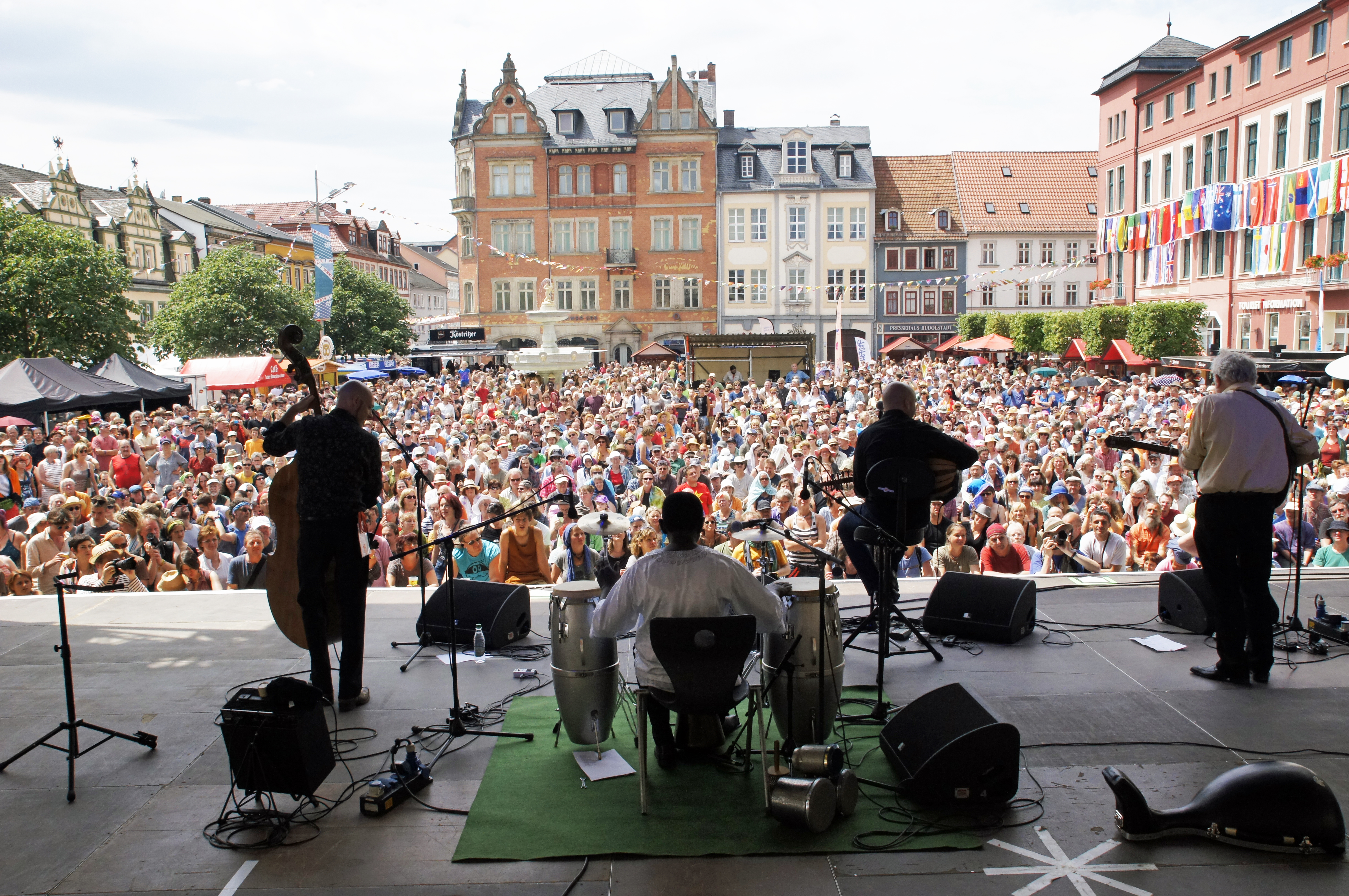 Blick von der Bühne auf den Markt 2014 * Foto: Michael Pohl