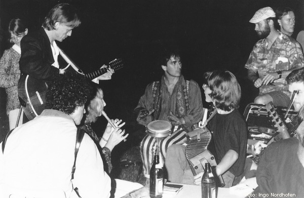 Session im Hof der Rudolstädter Ludwigsburg (u. a. Peter, Johannes und Andreas Uhlmann) beim ersten TFF 1991 * Foto: Ingo Nordhofen