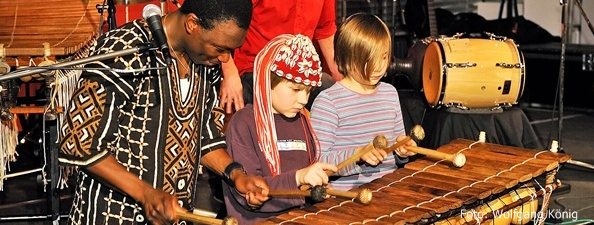 Aly Keita mit Kindern beim Markt der Kontinente 2014 * Foto: Wolfgang König