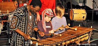 Aly Keita mit Kindern beim Markt der Kontinente 2014 * Foto: Wolfgang König