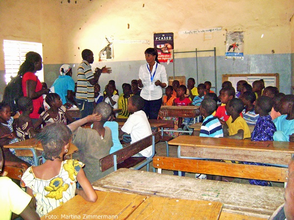 Sister Fa in einer Schule in Senegal * Foto: Martina Zimmermann