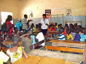 Sister Fa in einer Schule in Senegal * Foto: Martina Zimmermann