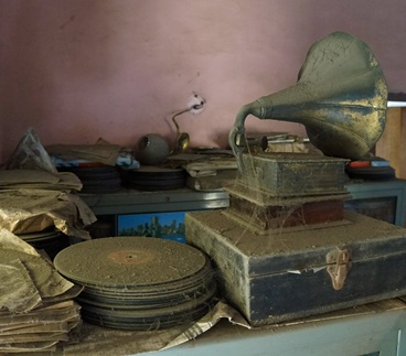'Dusty record room' 2013 - Schellackplatten in Indien * Foto: Robert Millis 'Dusty record room' 2013 - Schellackplatten in Indien * Foto: Robert Millis
