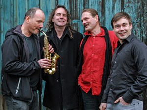 Stellmäcke & Trotzbänd - v. l. n. r. Dirk Treptow, Meikel Müller, Stellmäcke, Marcel Schren * Foto: Burkhard Schade Stellmäcke & Trotzbänd - v. l. n. r. Dirk Treptow, Meikel Müller, Stellmäcke, Marcel Schren * Foto: Burkhard Schade