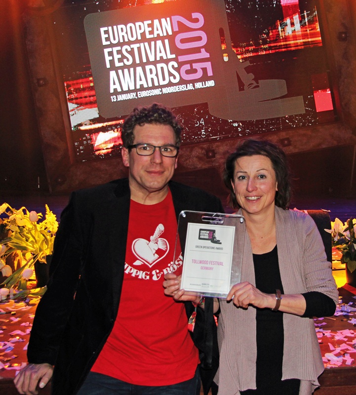 Stephanie Weigel, Leiterin der Tollwood-Umweltabteilung (re.), bei der Preisverleihung des Green Operations Award der European Festival Awards