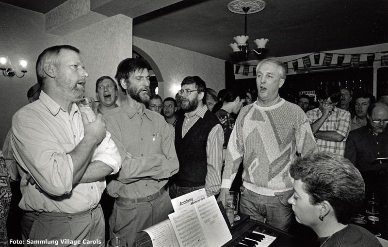 Carol-Singen zur Orgel im Royal Hotel Dungworth * Foto: Sammlung Village Carols