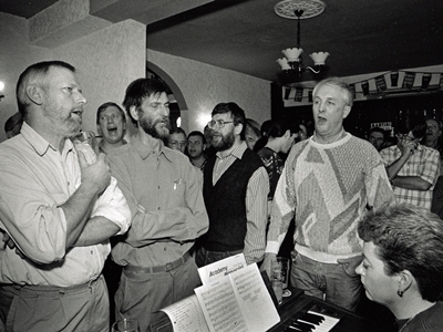 Carol-Singen zur Orgel im Royal Hotel Dungworth * Foto: Sammlung Village Carols