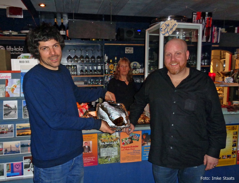 Pascal Gamboni und Rees Coray an der Kuchentheke des Café Komm du * Foto: Imke Staats