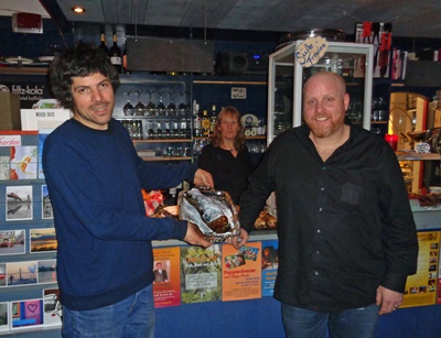 Pascal Gamboni und Rees Coray an der Kuchentheke des Café Komm du * Foto: Imke Staats Pascal Gamboni und Rees Coray an der Kuchentheke des Café Komm du * Foto: Imke Staats