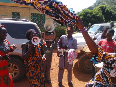 Spontane Straßenmusik in Kabala, der Hauptstadt von Sierra Leones Nordprovinz * Foto: Wolfgang König