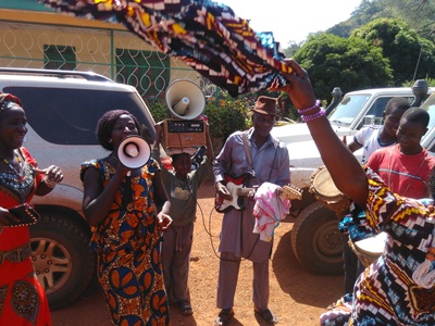 Spontane Straßenmusik in Kabala, der Hauptstadt von Sierra Leones Nordprovinz * Foto: Wolfgang König Spontane Straßenmusik in Kabala, der Hauptstadt von Sierra Leones Nordprovinz * Foto: Wolfgang König
