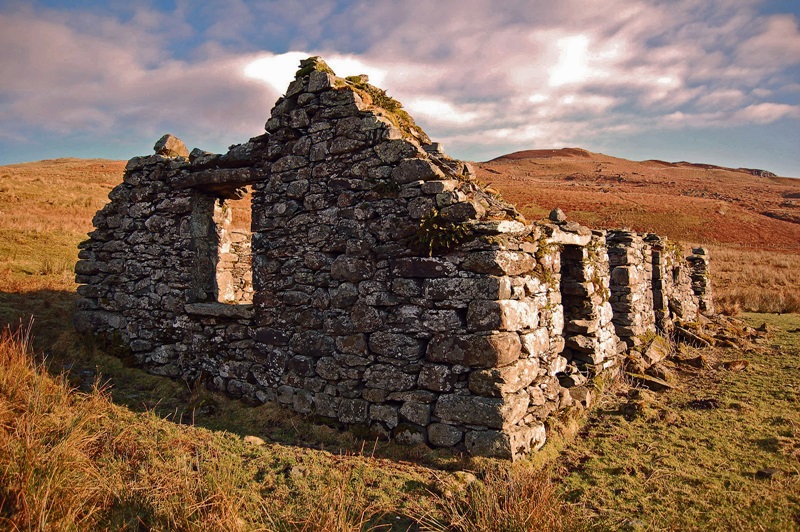  Ruine eines während der Clearances verlassenen Cottages bei Glentarken