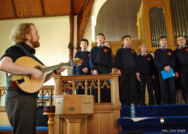 Steve Byrne in Aktion mit Schülern der Colliston-Grundschule Arbroath * Foto: Chris Wright