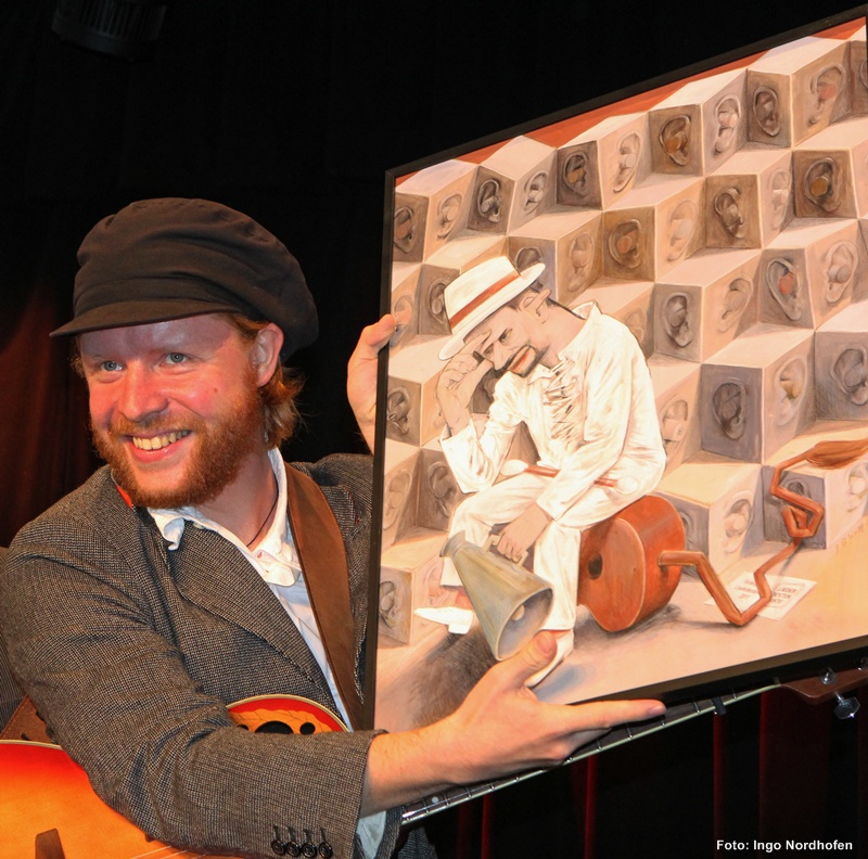 Tobias Thiele mit dem Förderpreis der Liederbestenliste (Illustration von Jürgen B. Wolff) * Foto: Ingo Nordhofen