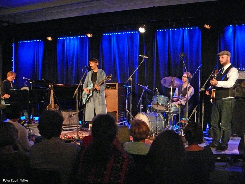 Gaby Moreno mit Band * Foto: Katrin Wilke