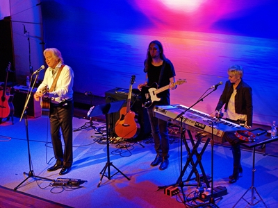 Justin Hayward, Mike Dawes und Julie Ragins * Foto: Margot Tepel