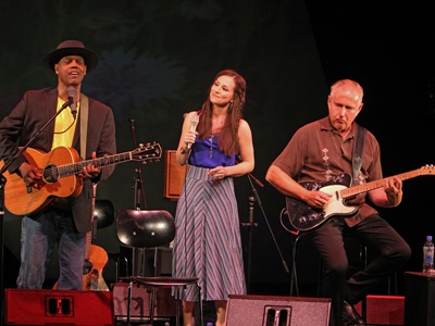 Eric Bibb, Julie Fowlis und Staffan Astner * Foto: Ingo Nordhofen