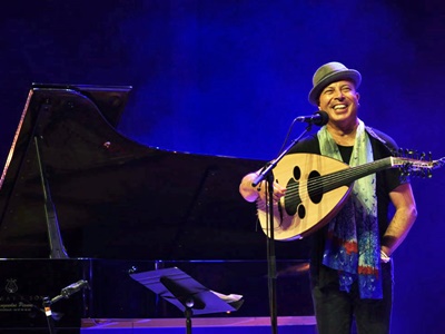 Dhafer Youssef beim Festival Arabesques * Foto: Luc Jennepin