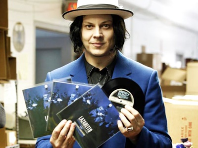 Jack White mit fertigen Produkten in seinem Betrieb