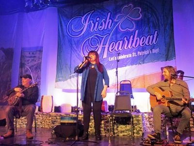  Geraldine MacGowan mit (v. r.) Kevin Griffin und Seán Earnest beim 30. Irish Heartbeat Festival