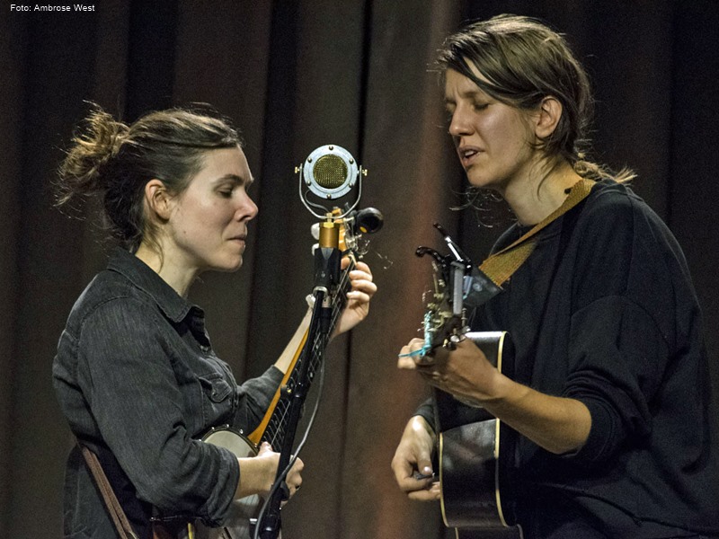 Anna & Elizabeth * Foto: Ambrose West