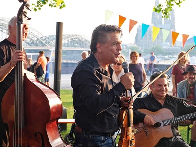 Markus Reinhardt mit Mitgliedern seines Ensembles * Foto: Jan Krauthäuser