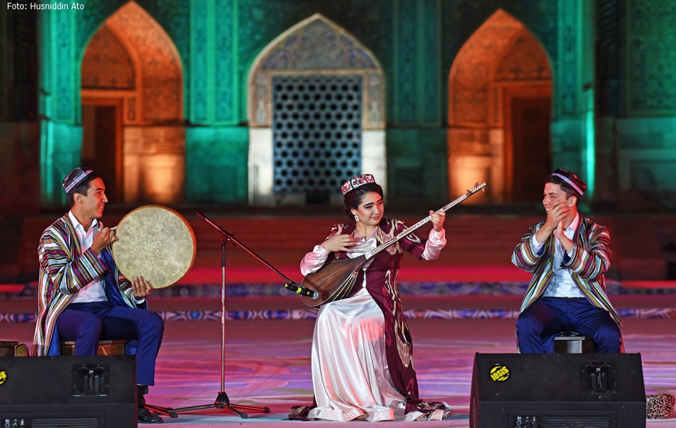 Mekhrinigor Abdurashidova mit Dutar und Doira * Foto: Husniddin Ato