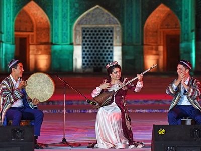 Mekhrinigor Abdurashidova mit Dutar und Doira * Foto: Husniddin Ato Mekhrinigor Abdurashidova mit Dutar und Doira * Foto: Husniddin Ato