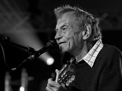 Graeme Allwright beim Festival de Cornouaille, 28.7.2012 * Foto: Thesupermat, Wikimedia Commons