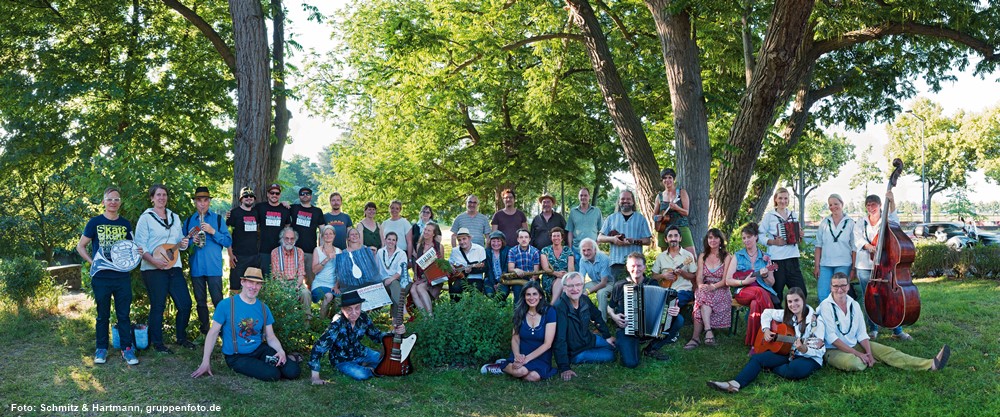 Edelweißpiratenfestival, Gruppenfoto - Jan Krauthäuser, vordere Reihe, 1. v. l. * Foto: Schmitz & Hartmann, gruppenfoto.de