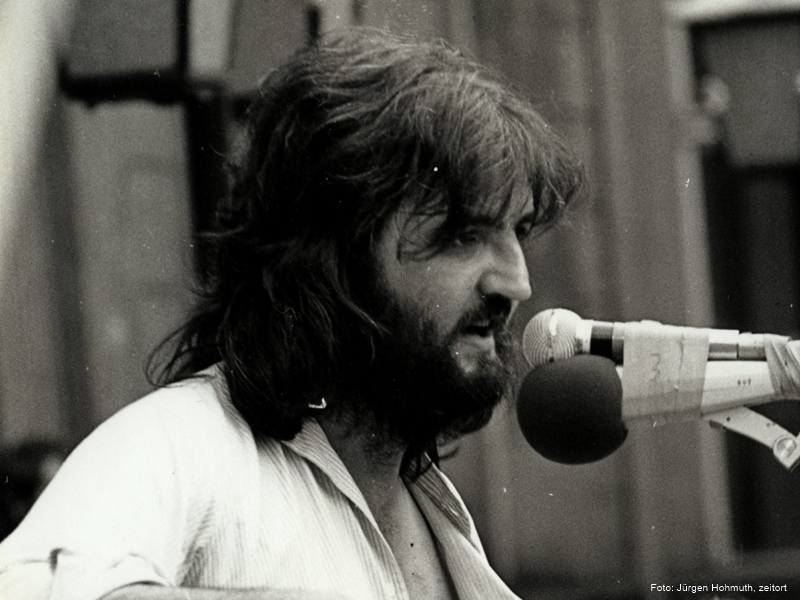 Matthias Kießling Anfang Achtziger beim Folkfestival im Haus der jungen Talente, Ostberlin * Foto: Jürgen Hohmuth, zeitort