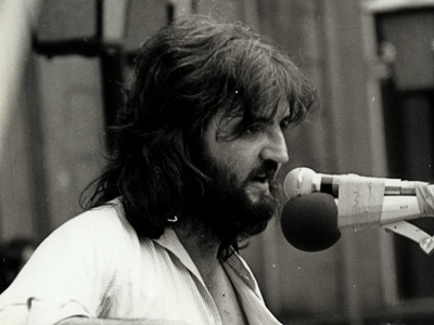 Matthias Kießling Anfang Achtziger beim Folkfestival im Haus der jungen Talente, Ostberlin * Foto: Jürgen Hohmuth, zeitort