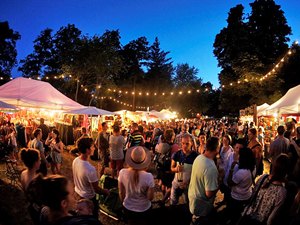 Abendstimmung im belebten Heinepark