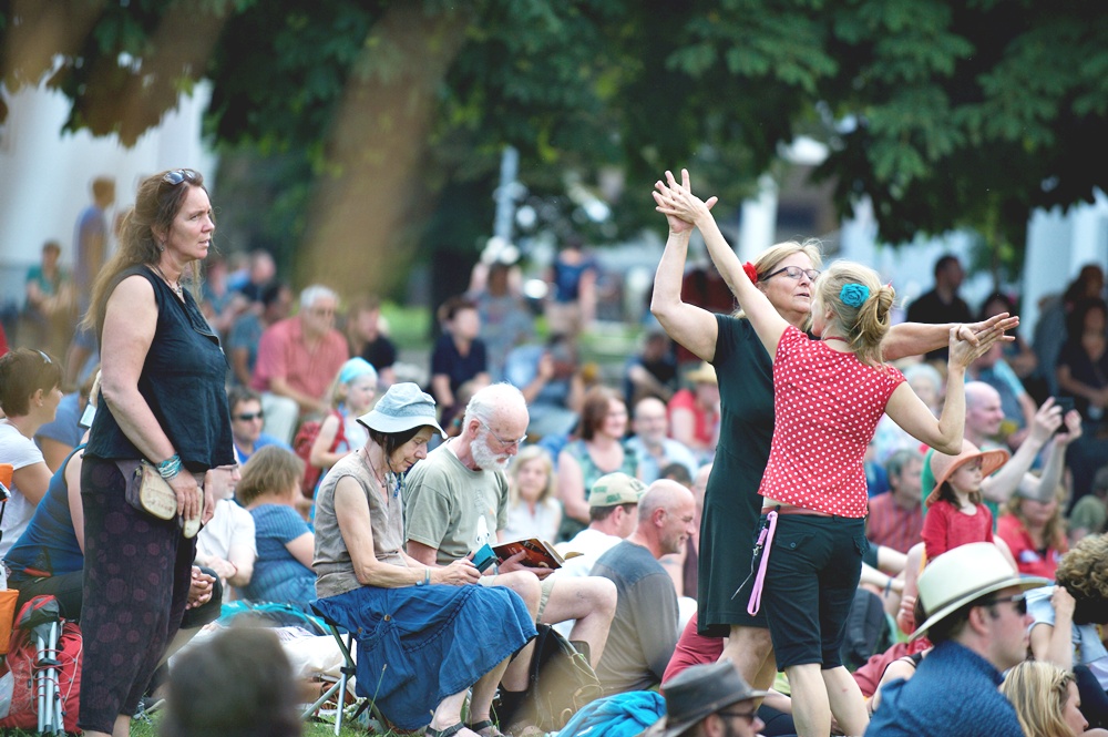 Tanzen auf dem Theaterplatz