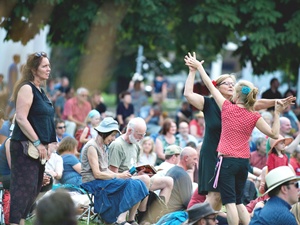 Tanzen auf dem Theaterplatz