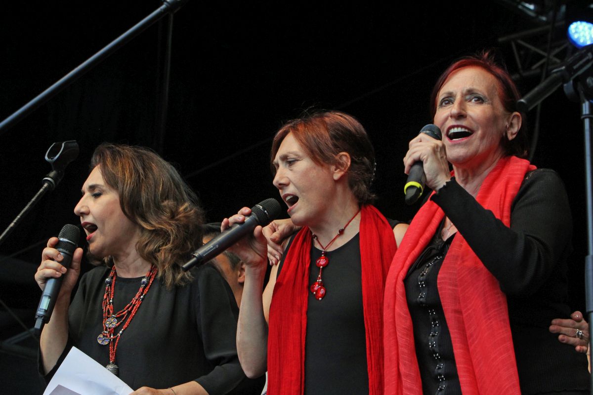 Elena Ledda, Gabriella Aiello und Lucilla Galeazzi (Die Erde ist da für dich und mich)