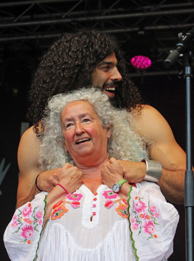 Ramy Essam und Nora Guthrie (Die Erde ist da für dich und mich)