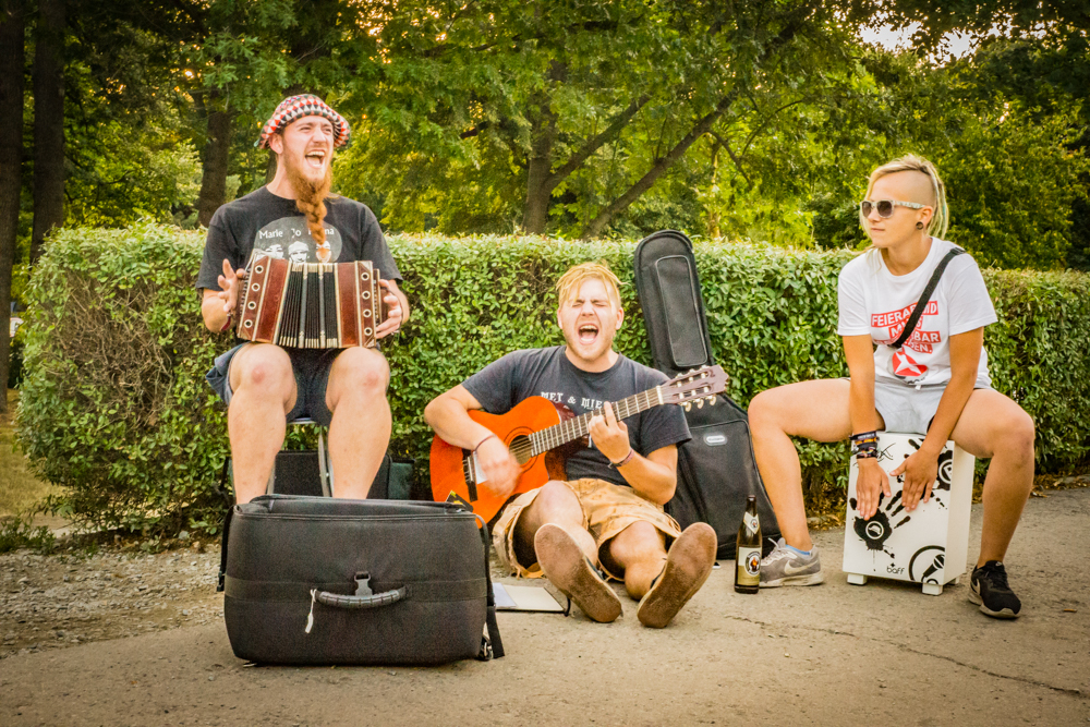 Straßenmusik vor dem Heinepark