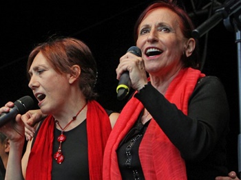 Elena Ledda, Gabriella Aiello und Lucilla Galeazzi (Die Erde ist da für dich und mich)