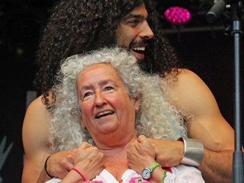 Ramy Essam und Nora Guthrie (Die Erde ist da für dich und mich)